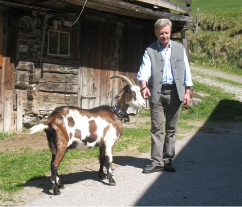 Johann Wallner mit Tauernscheckenziege, Rauris/Österreich, Foto: Karola Stier